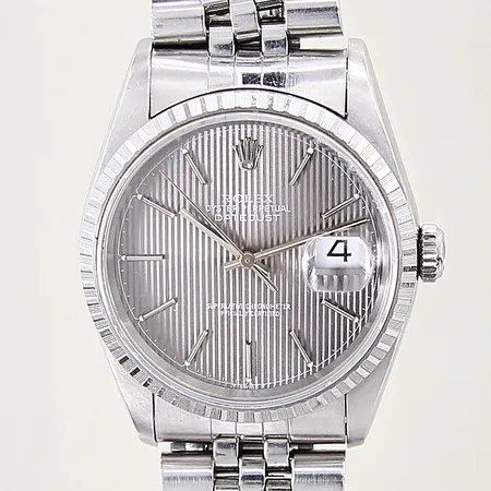 Herrur Rolex Datejust, stål, automatisk, ref-nr: 16220, serie-nr: T471772, kaliber: 3135, verk-nr: 7620521, boett-nr: 16200, Ø36mm, safirglas, jubiléelänk, datum, länk-ref: 62510HZ3, safirglas med nagg, något repig boett samt länk, inga tillbehör