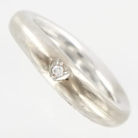 Ring med diamant Love nummer 4, Ole Lynggaard, design Charlotte Lynggaard,  stl 16¾, bredd: 4mm, vitguld 18K, etui och ask medföljer Vikt: 11,2 g