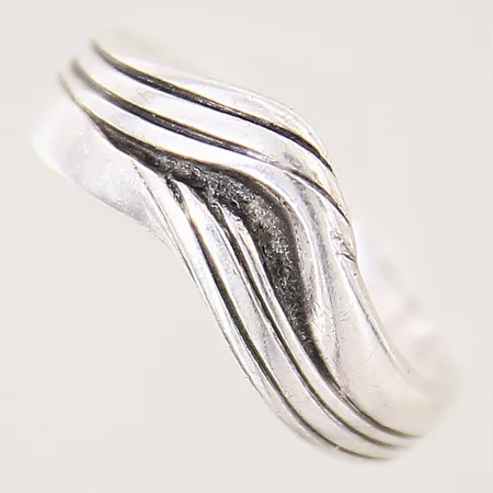 Ring med dekor, stl 16¾, bredd 2-7mm, silver 925/1000 Vikt: 2,3 g
