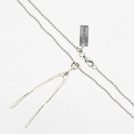 Collier Wishbone By Marc Jacobs, 62cm, bredd: 1mm, hänge 50mm, bredd: 16mm, oädel metall