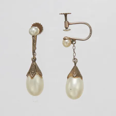 Örhängen med imitationspärlor, längd: ca.31mm, skruvsystem, små skador på plasten, silver, 830/1000 Vikt: 3,8 g