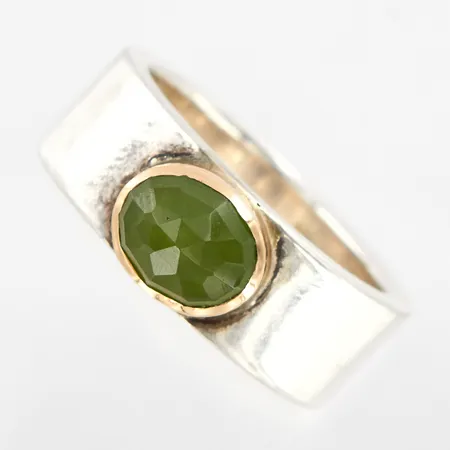 Ring med grön sten stl 19¾, bredd: 8mm, förgylld fattning, silver 925/1000 Vikt: 12,4 g