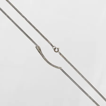 Collier, längd 43,5cm, bredd 2mm, smärre slitage, 925/1000 silver.  Vikt: 6,7 g