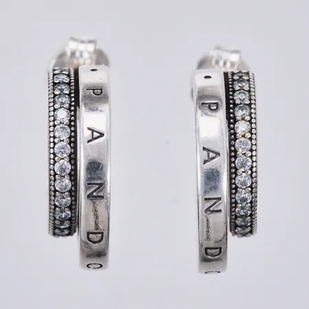 Ett par örhängen Pandora med vita stenar Ø ca 13-16mm bredd ca 5mm 925/1000 silver Vikt: 5,1 g