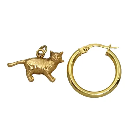 Diverse smycken, 18K guld, ett enkelt örhänge creol + berlock katt Vikt: 1,7 g
