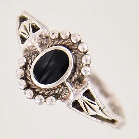 Ring med svart sten, stl 17¾, bredd 2-10mm, något bucklig, silver 925/1000 Vikt: 1,7 g