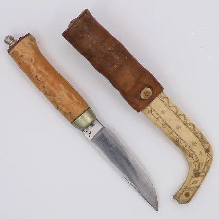 Samekniv ej signerad 15,5cm, handtag trä lack bortfall, slida mönstrad i renhorn och läder, blad stainless steel