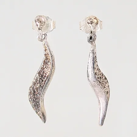 Ett par örhängen med dekor, 30x5mm, silver 925/1000 Vikt: 2,6 g