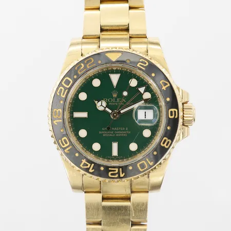 Herrur Rolex Oyster Perpetual GMT-Master II, 18K, automatisk, ref-nr: 116718LN, serie-nr: Z490683, boett-nr: 2348, kaliber: 3186, verk-nr: 1343707, Ø40mm, bezeln sitter fast, behov av översyn/service, repig, box, ytterkartong, manual och certifikat Nymans Ur 2008.