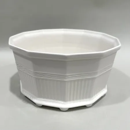 Ytterfoder Waldemarsudde, formgivare Prins Eugen för Rörstrand, Ø25cm, höjd 13cm, vitglaserad stengods Skickas med postpaket.