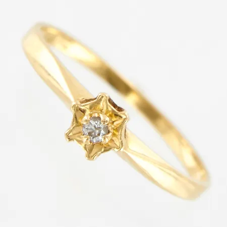 Ring med diamant ca 0,02ct, stl 18½, bredd: 2-6mm, GFAB 18K  Vikt: 1,6 g