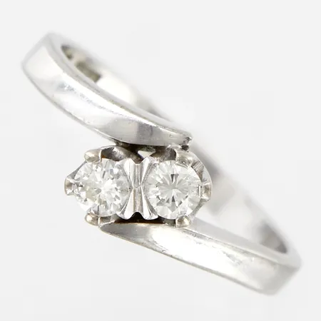 Ring med 2 diamanter 0,20ctv enligt inskription, stl 16¾, bredd: 2-7mm, vitguld 18K  Vikt: 4 g