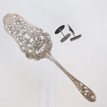 Diverse silver, slitage  830/1000 Vikt: 36,4 g