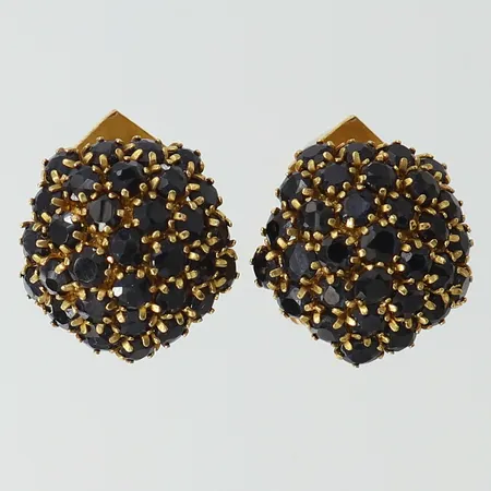 Ett par örhängen med blå/svarta stenar, Ø15,5mm, clips, 18K. Vikt: 7,5 g