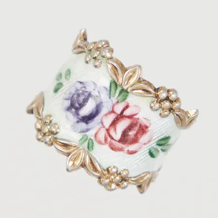Ring med blommotiv i emalj stl 17¼, bredd 4,1-18,9mm, sliten förgyllning, silver, Vikt: 8,1 g