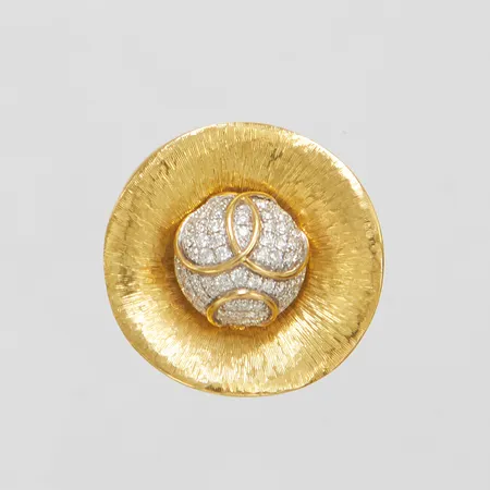 Hänge med 67 diamanter 0,42ctv enligt gravyr, några möjligen syntetiska, 25,7x25,2mm, 18K Vikt: 6,5 g