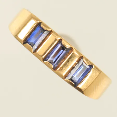 Ring med lila stenar, stl 16, bredd 3-4,5mm, sliten 18K, 2,8g Vikt: 2,8 g