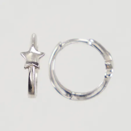 Ett par örhängen creoler med stjärnor Ø12,9mm, bredd ca 2mm, 925/1000 silver Vikt: 1,3 g