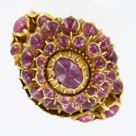 Ring med cabochongslipade rubiner, stl16½, bredd: 4-20mm, minst 18K Vikt: 15,6 g