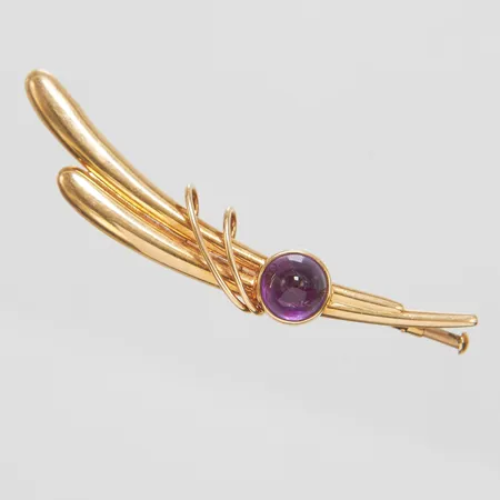Brosch med cabochonslipad ametist, 53,5x15mm, skev broschnål, finska stämplar, 14K Vikt: 3 g