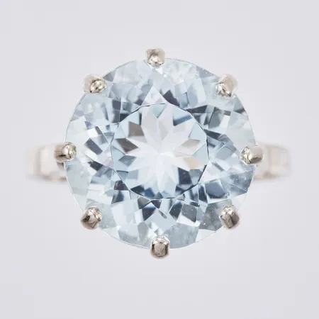 Ring med Akvamarin ca 1x9,5ct, stl: ca 18½, bredd: ca 2-15mm, ostämplad, vitguld 18K Vikt: 5,6 g