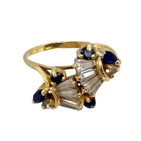 Ring, 18K guld, defekt, ojämnheter, stenar saknas Vikt: 3 g