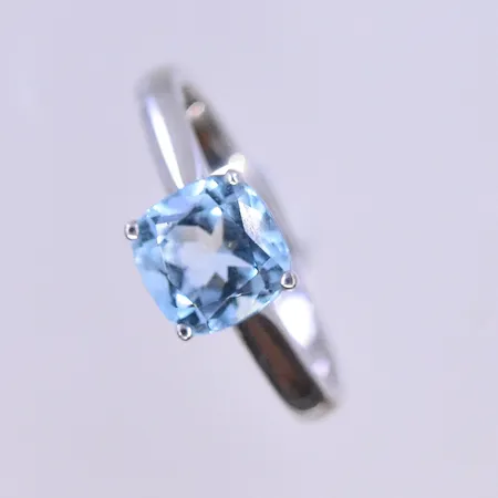 Ring med blå sten, stl 17½, bredd 2 mm, vitguld, 18K. Vikt: 3,4 g