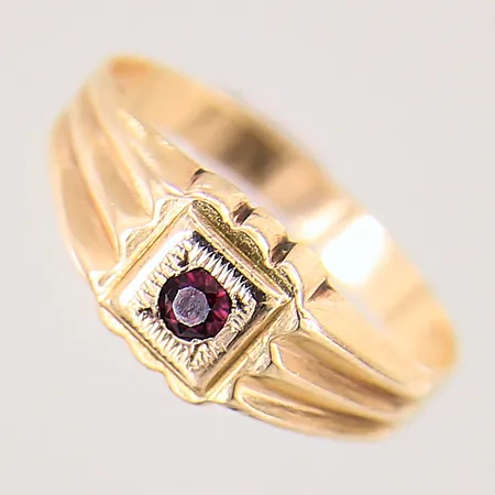 Ring med röd sten samt dekor, stl 15, bredd 2,2-6,9mm, skev, 14K Vikt: 1 g