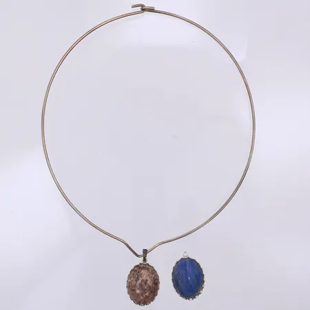 Collier stelt med två bytbara hängen, brun natursten, bergslagssten ej blankslipad, 14x12cm, 1,7mm, hängen 35mm, 20mm, metall.