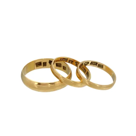 Ringar, 18K guld, tre st, släta modeller, gravyrer Vikt: 7,8 g