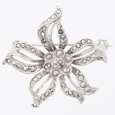 Brosch med markasiter, ca 33x33mm, slitage, nål med bucklor, 830/1000 silver. Vikt: 7 g