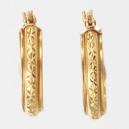 Ett par örhängen med dekor, 12x4mm, 18K.  Vikt: 1,8 g