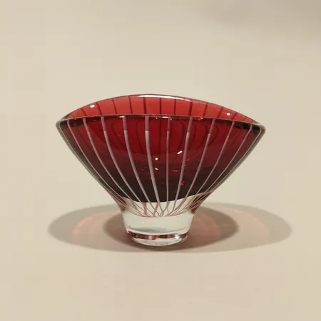 Skål Zebra Vicke Lindstrand Kosta, stämpelmärkt undersida, numrerad, höjd ca 8,5cm, repor på mynning.