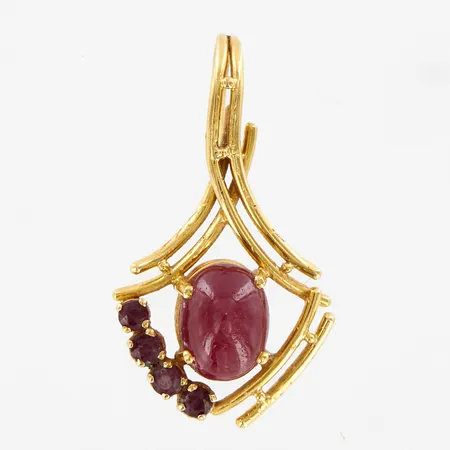 Hänge med cabochonslipad rubin, 30mm, bredd:2-20mm, 21K  Vikt: 3,6 g