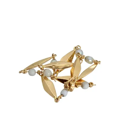 Armband, 18K guld, defekta pärlor, defekt lås, bucklor och intryckningar Vikt: 2,8 g