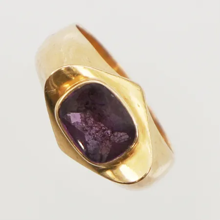 Ring med lila syntetisk spinel, stl 16½, bredd 3,8-10mm, Stockholm år 1960, något skev, 18K  Vikt: 3,6 g