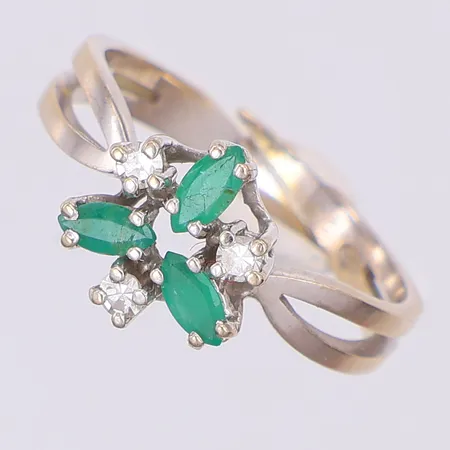 Ring diamanter 3x0,03ct och gröna stenar stl 16¼ justerbar, kattfot 18K Vikt: 2,3 g