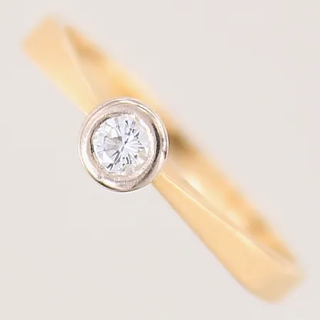 Ring med diamant ca 0,12ct, stl 18, bredd 2-5mm, 18K Vikt: 2,2 g