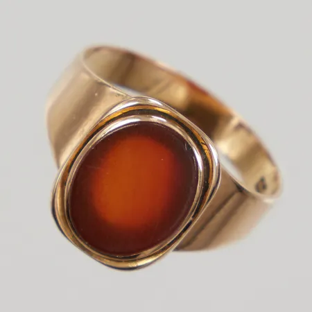 Klackring med karneol, stl 20¼, bredd ca 3,7 - 15,8mm, repig/slitet, MAE år 1956, 18K Vikt: 6,1 g