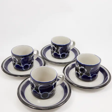 4 Kaffekoppar med fat Saara Arabia Finland, design Anja Jaatinen-Winqvist, höjd ca 5,8cm, fat Ø ca 14cm, bruksskick. Skickas med paket.