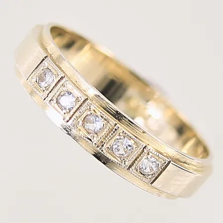 Ring med vita stenar, stl 17¾, bredd 4,5mm, tvåfärgad, 18K Vikt: 3,8 g