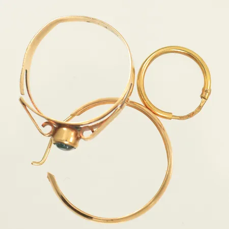 Diverse guld, ring med grön sten, två udda örhängen, buckligt/defekt 14K  Vikt: 2,2 g