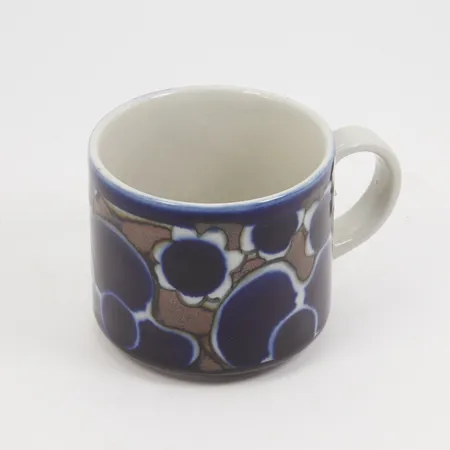 Kopp med handtag Saara Arabia Finland, design Anja Jaatinen-Winquist, höjd ca 7cm, bruksskick 