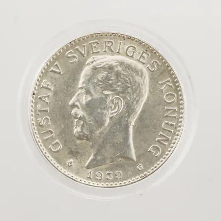 Mynt 2kr, Gustav V Sveriges Konung, Med folket för fosterlandet, 1939, Ø31mm, plastetui, 800/1000 silver Vikt: 13,9 g Vikt: 15 g