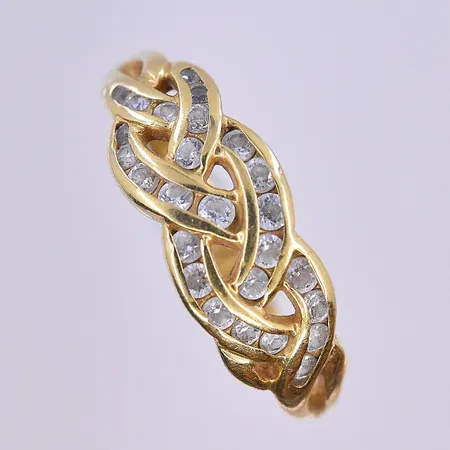 Ring med vita stenar, stl 15¾, bredd 2-7 mm, 18K. Vikt: 2,3 g