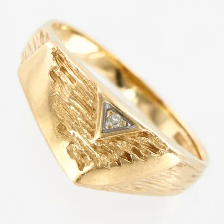 Ring med diamant ca1x0,01ct, stl 18¾, bredd:2-9mm, 18K  Vikt: 4,4 g