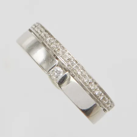 Ring med diamanter 1 x ca.0,05ct samt 18 x ca.0,008ct, Ø20, bredd: 5,3-6,1mm, vitguld, 18K Vikt: 5,8 g