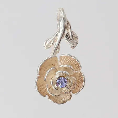 Hänge ros med lila sten, 18x9,5mm ink ögla, Silver 925/1000. Vikt: 1 g