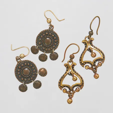 Örhängen, två par, omärkta, skeva krokar, brons