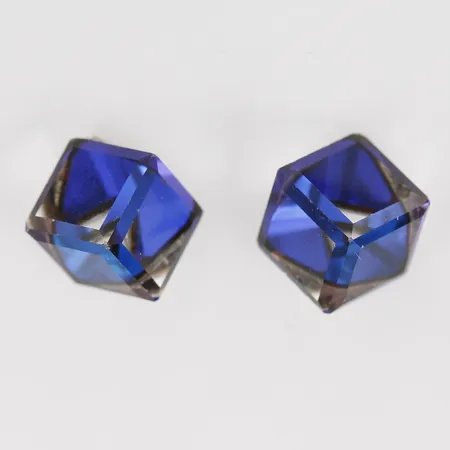 Ett par örhängen med blåvita stenar, höjd: 9,5, bredd: 9,5 mm, limrester, slitage, 830/1000 silver. Vikt: 1,7 g